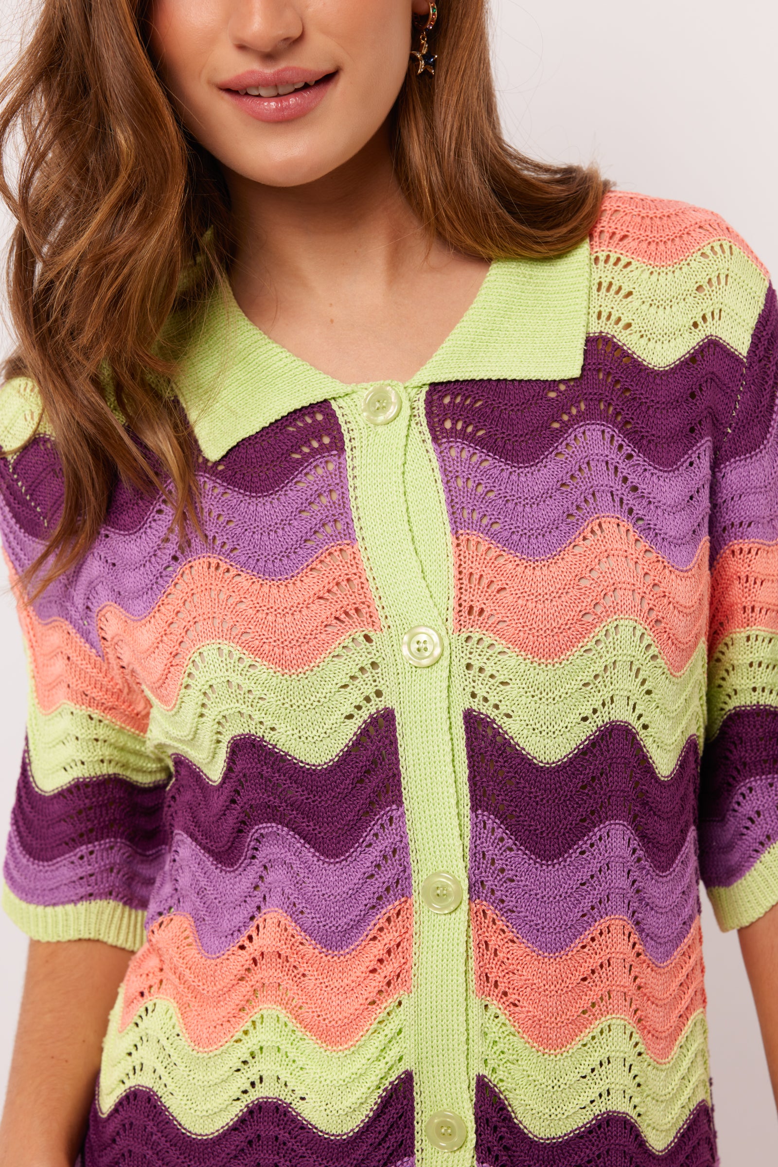 Close-up van de kraag en knopen van de Whitney Blouse van Fluresk, met een gehaakt patroon in meerdere kleuren.