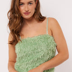 Vooraanzicht van de Millicent Top van Fluresk – cropped mintgroene top met fluffy franjes en verstelbare bandjes.