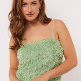 Vooraanzicht van de Millicent Top van Fluresk – cropped mintgroene top met fluffy franjes en verstelbare bandjes.