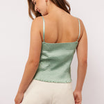 Model draagt de Millicent Top in een zomerse setting, gecombineerd met de Arianne Skirt voor een speelse co-ord look.