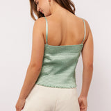 Model draagt de Millicent Top in een zomerse setting, gecombineerd met de Arianne Skirt voor een speelse co-ord look.