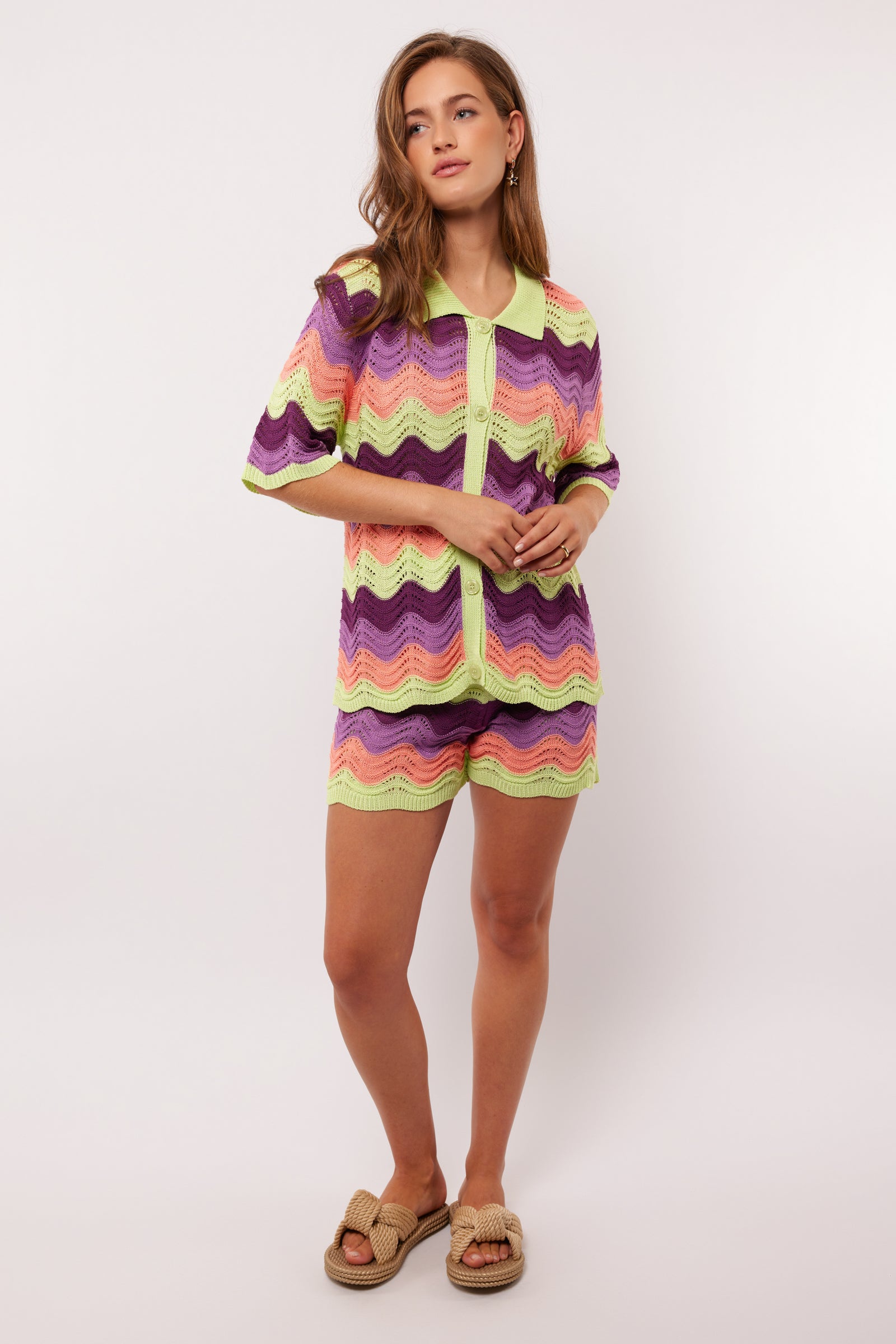 Model draagt de complete co-ord set met Rihanna Shorts en Whitney blouse van Fluresk – kleurrijke zomerse outfit in gehaakt zigzagmotief.
