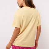 Achteraanzicht van het pastelgele Annora T-shirt van Fluresk – basic fit met zomerse flair.