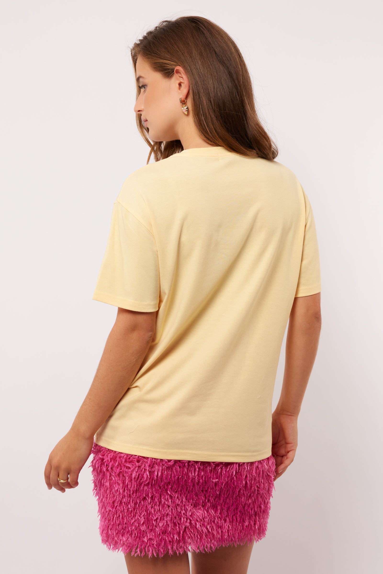Achteraanzicht van het pastelgele Annora T-shirt van Fluresk – basic fit met zomerse flair.